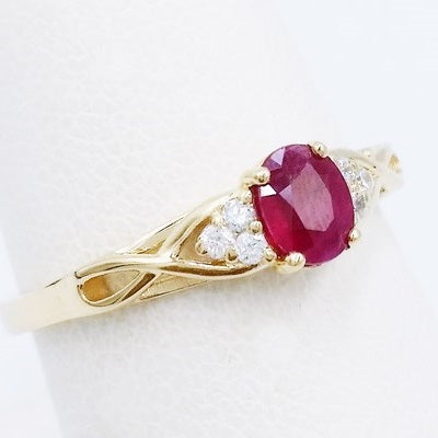 piedra preciosa de rubi rojo montada sobre un anillo de compromiso