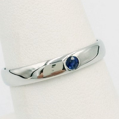 anillo de platino con zafiro azul