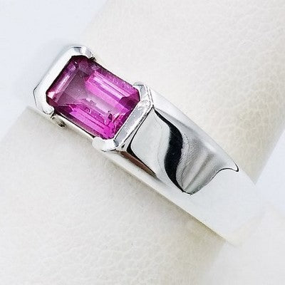 anillo de compromiso con piedra rosa