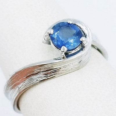 anillo de compromiso diseñado con zafiro azul