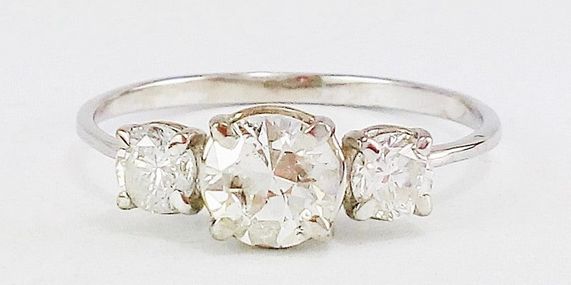 anillo de compromiso de 3 diamantes