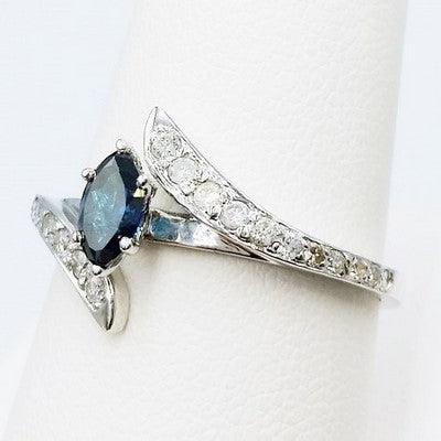 anillo engarzado con diamante azul