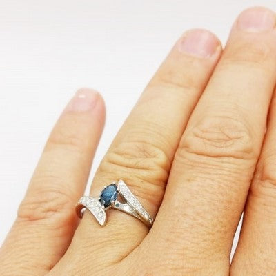 anillo de compromiso diamante azul