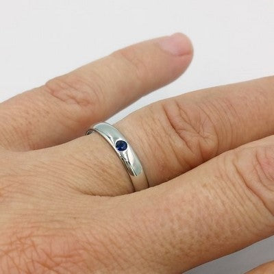 anillo de platino para hombre con zafiro