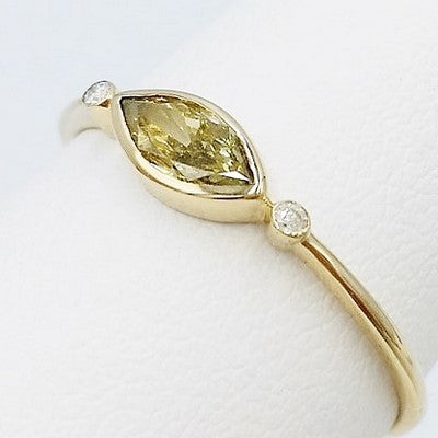 anillo engarzado con un diamante amarillo
