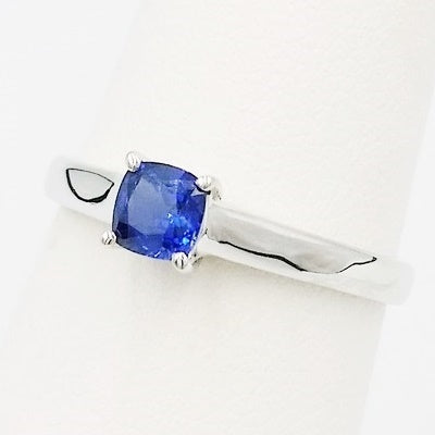 anillo de compromiso personalizado con plata y zafiro azul