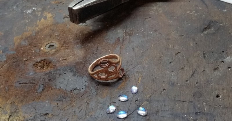 anillo de compromiso de oro rosa y piedras de luna