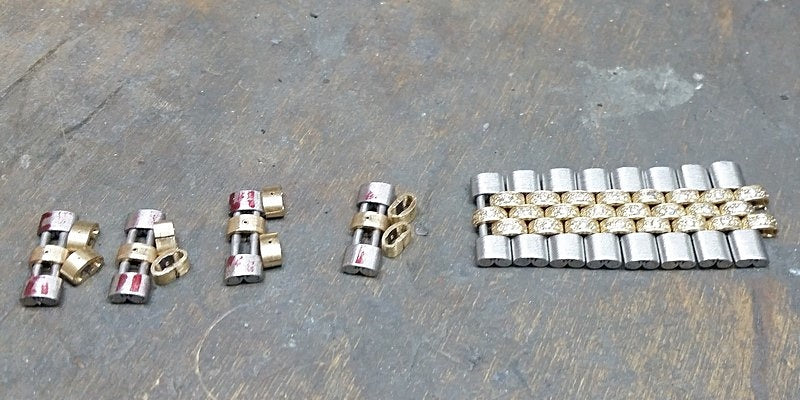 asemblaje de los eslavones individuales en un brazalete de oro y diamantes para el rolex