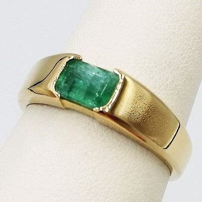 anillo de oro con gema de esmeralda