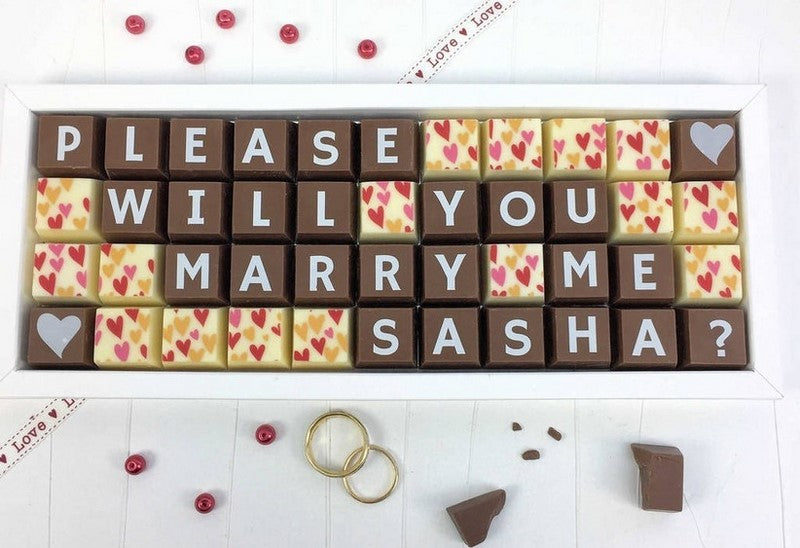 hacer la pregunta: te casarás conmigo con chocolates y el anillo de compromiso