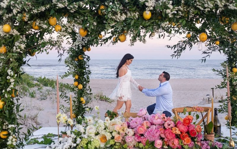 propuesta de matrimonio con arreglo floral