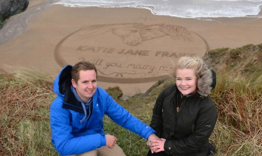 propuesta de matrimonio sorpresa escrita en la arena
