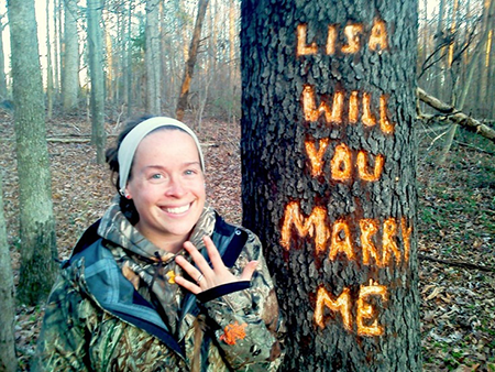 proponer matrimonio con su mensaje grabado en un arbol