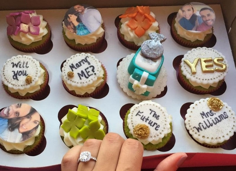 pedido de matrimonio con pasteles y anillo de compromiso