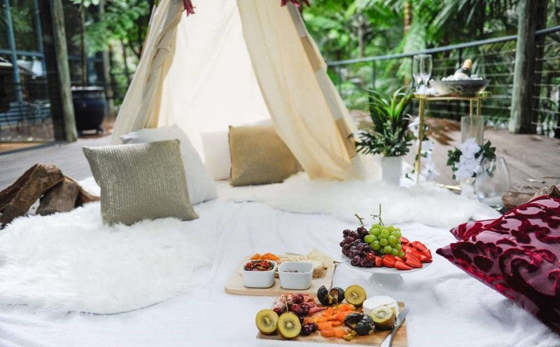 Propuesta linda de matrimonio en un tipi en su casa