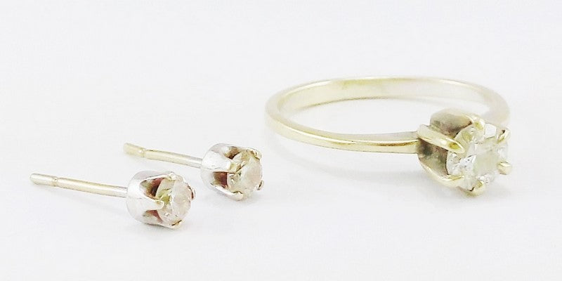 anillo de oro y aretes de diamante para hacer un anillo nuevo