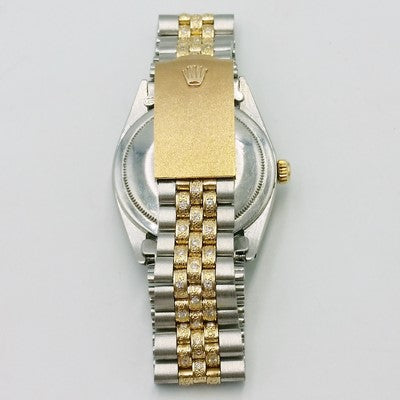 El broche de oro montado sobre el brazalete de Rolex datejust