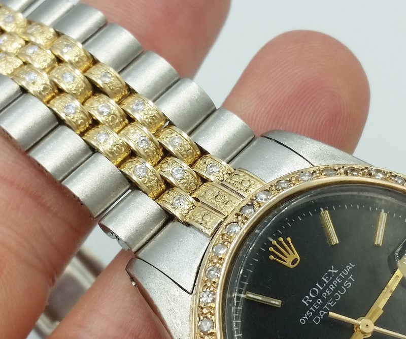 Vista de cerca de los diamantes engarzados en el brazalete del Rolex de oro