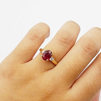 talla de un anillo de oro con rubis