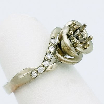 anillo de oro blanco en forma de rosa con diamantes