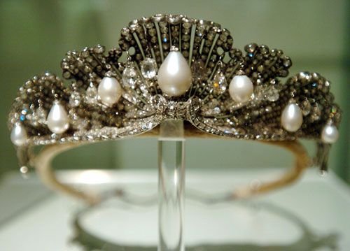 tiara hecha de platino de la corona de españa