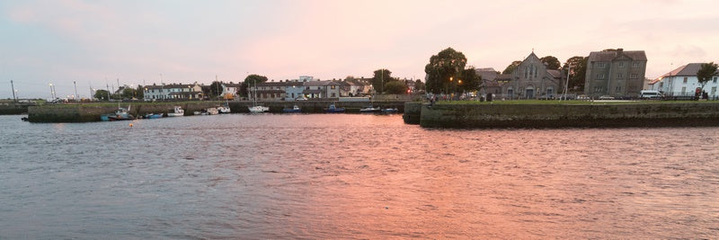 vista puerto del barrio de Claddagh en Irlanda