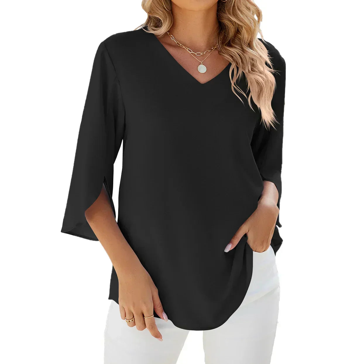 De Heliona blouse, een elegante zwarte blouse met een V-hals en stijlvolle driekwart mouwen. Deze veelzijdige blouse biedt een tijdloze en verfijnde look, perfect voor zowel casual als formele gelegenheden.