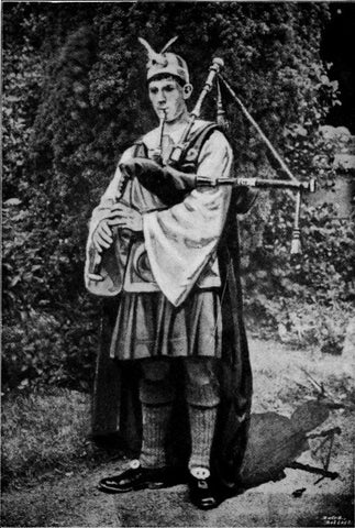 7. piobaipe Clonne Mestl ó Apomacha. (The O'Neill Pipers of Armagh in Gaelic Costume.)