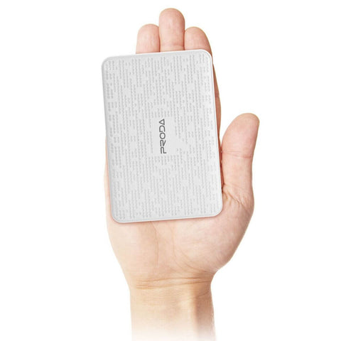  Proda Pure Power Bank 12000 mAh kézben tartva