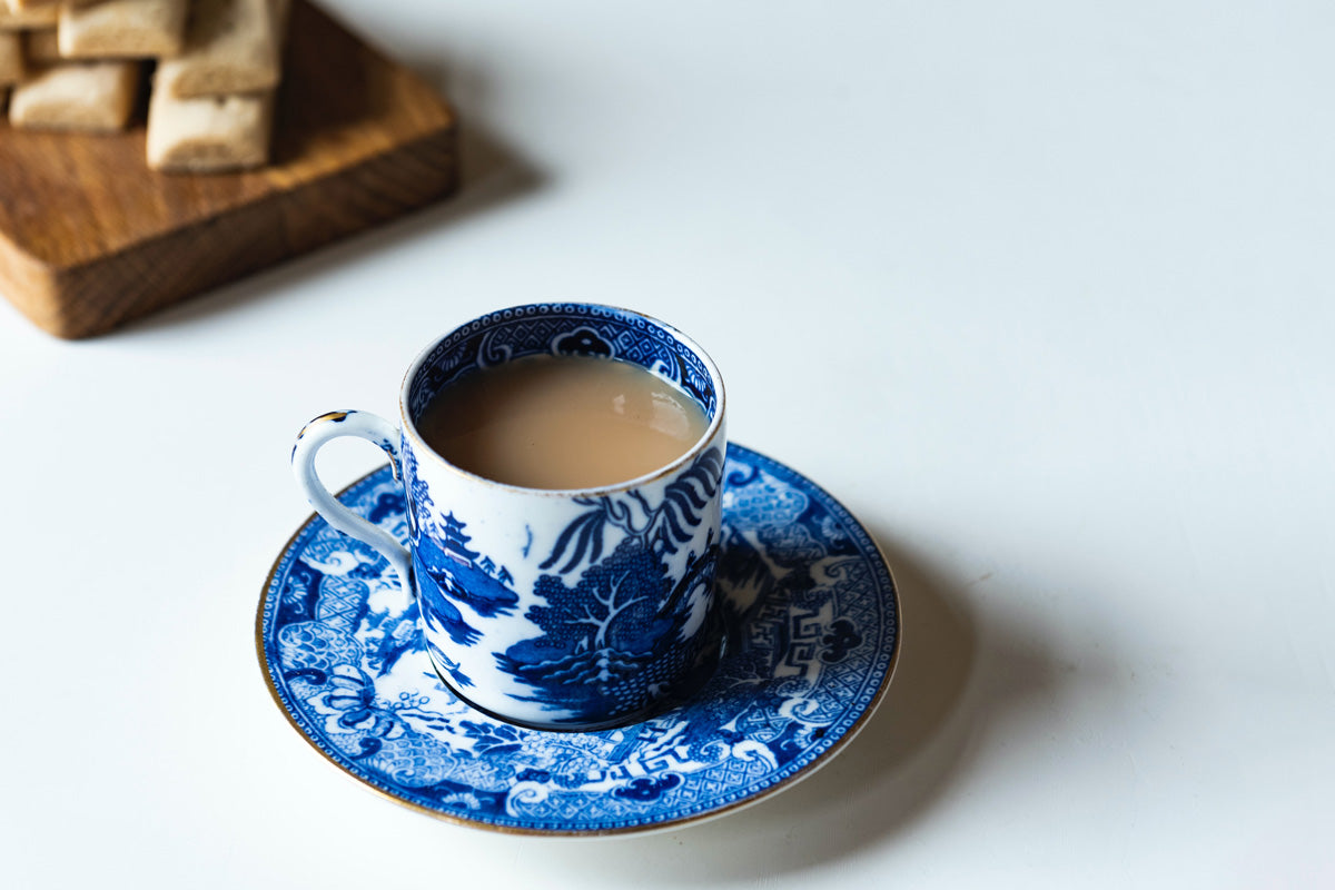 イングリッシュブレックファストのミルクティーをブルーのティーカップに淹れて、フィーカ（スウェーデンのお茶の時間）のイメージ