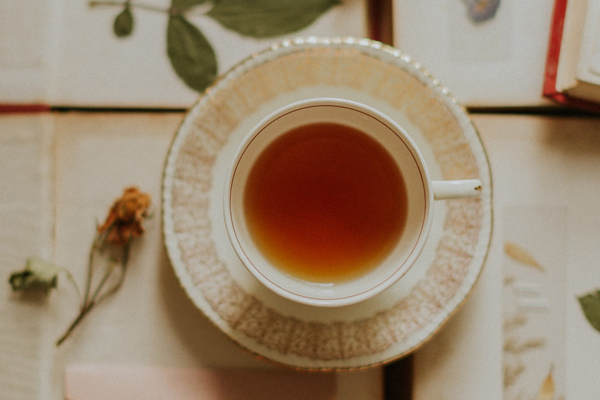 ティーカップに紅茶を淹れてフィーカしているイメージ