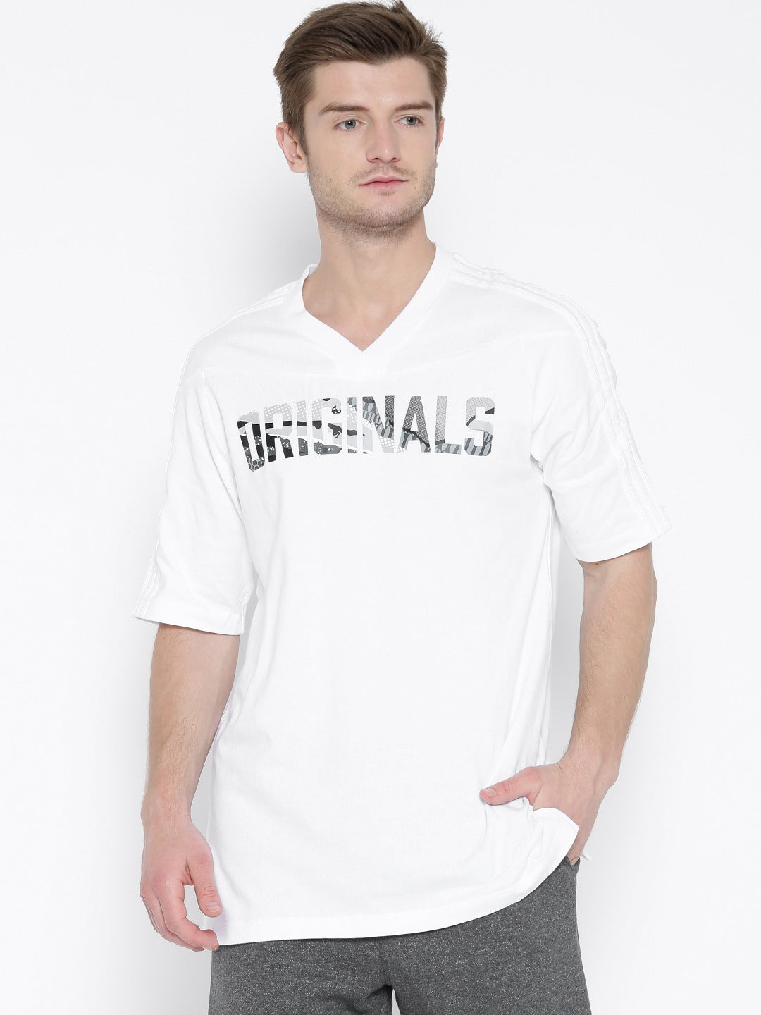 tåbelig træk uld over øjnene Opiate ADIDAS Originals Men White L.A. Printed V-Neck T-shirt BP8974 – Mann Sports  Outlet