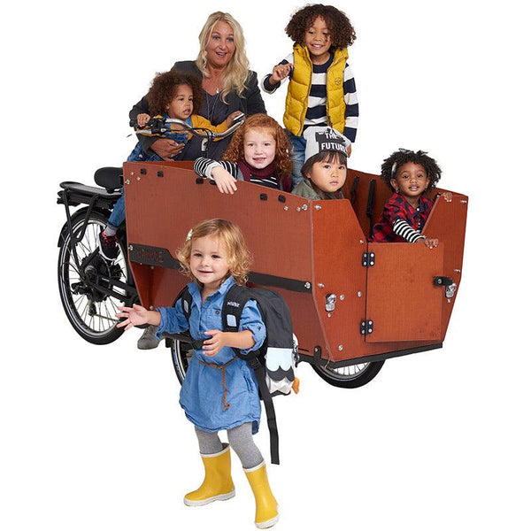 Lastenrad mit Kindern in der Kiste