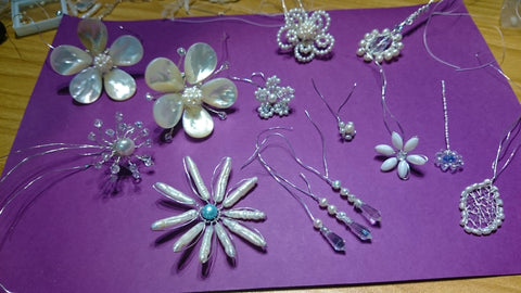 Flores individuales para un tocado de novia con joyería floral hecho a medida, hecho de plata de ley, perlas y algo azul.