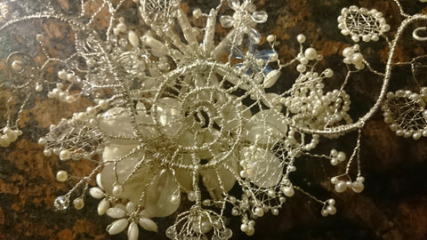 Detalle trasero de una joyería de boda. Pieza a medida, ¡un tocado nupcial floral hecho de plata de primera ley y perlas!