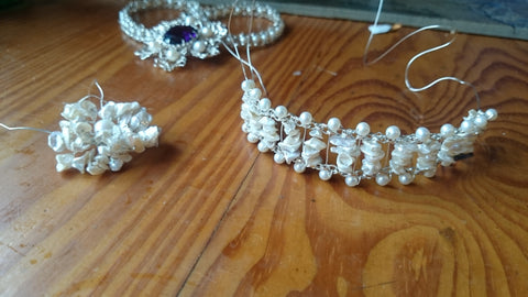 Empezando a diseñar la pulsera a juego con el tocado de novia a medida.