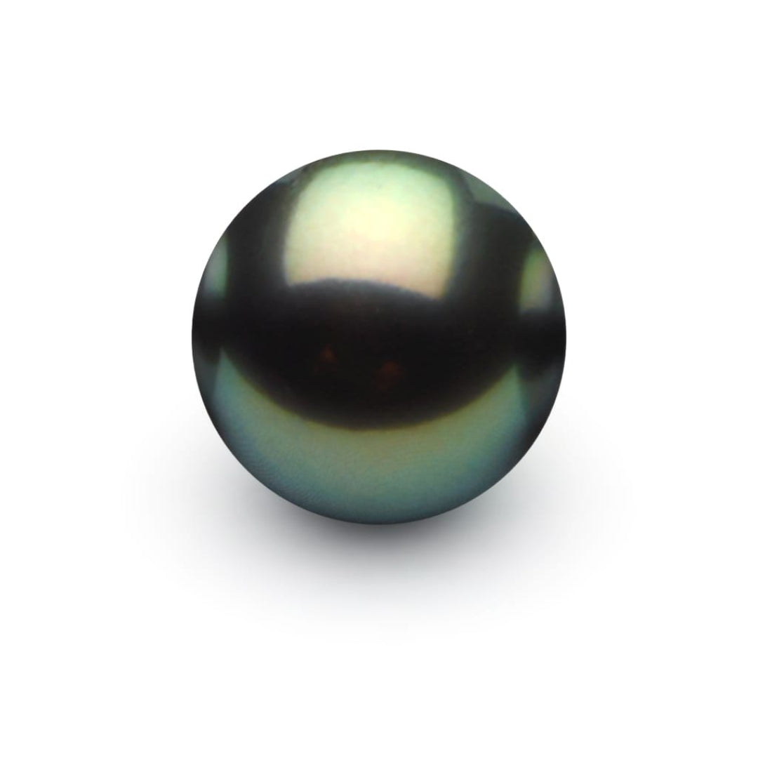 The Tahitian Black Pearl Elena had to design a pendant from was 10mm in size