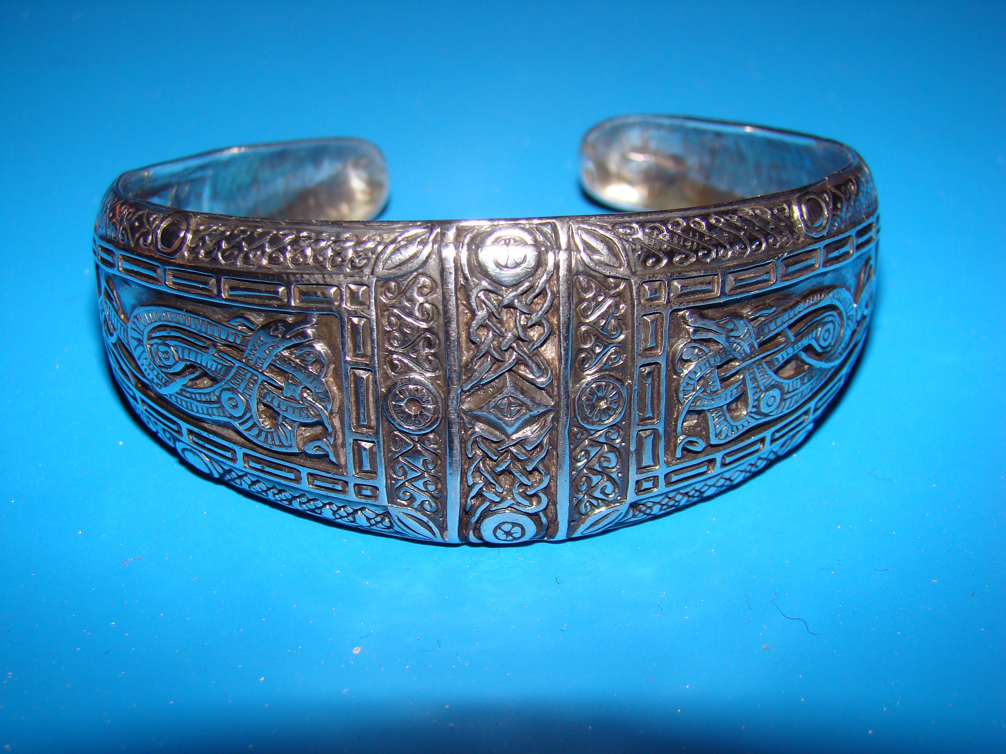 Bracelet sur mesure inspiré de la broche Tara avec des motifs celtiques