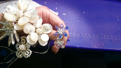 Tocado de boda floral con detalles azules, joyería a medida hecha de perlas y plata de ley.
