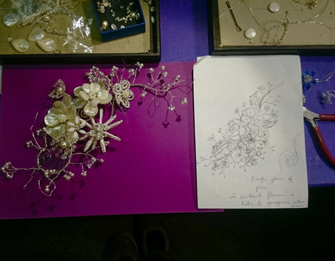 Estructura de tocado de boda floral, joyería a medida hecha de perlas y plata de ley.
