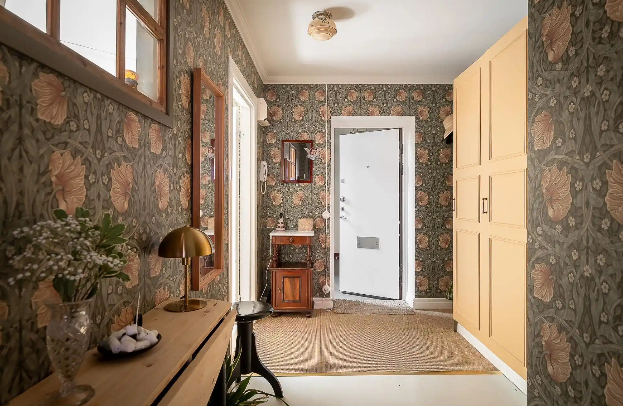 Vintage Wallpaper hallway idea