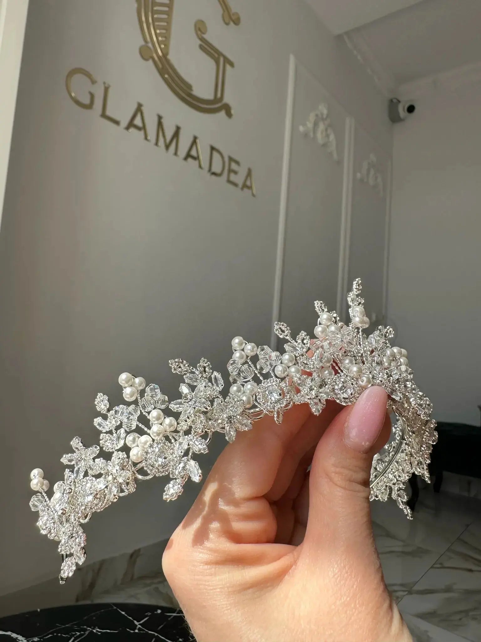 Diadema mireasă Mursaly, placată aur alb, zirconii cubice AAAAA, cristale fatetate, perle GLAMADEA