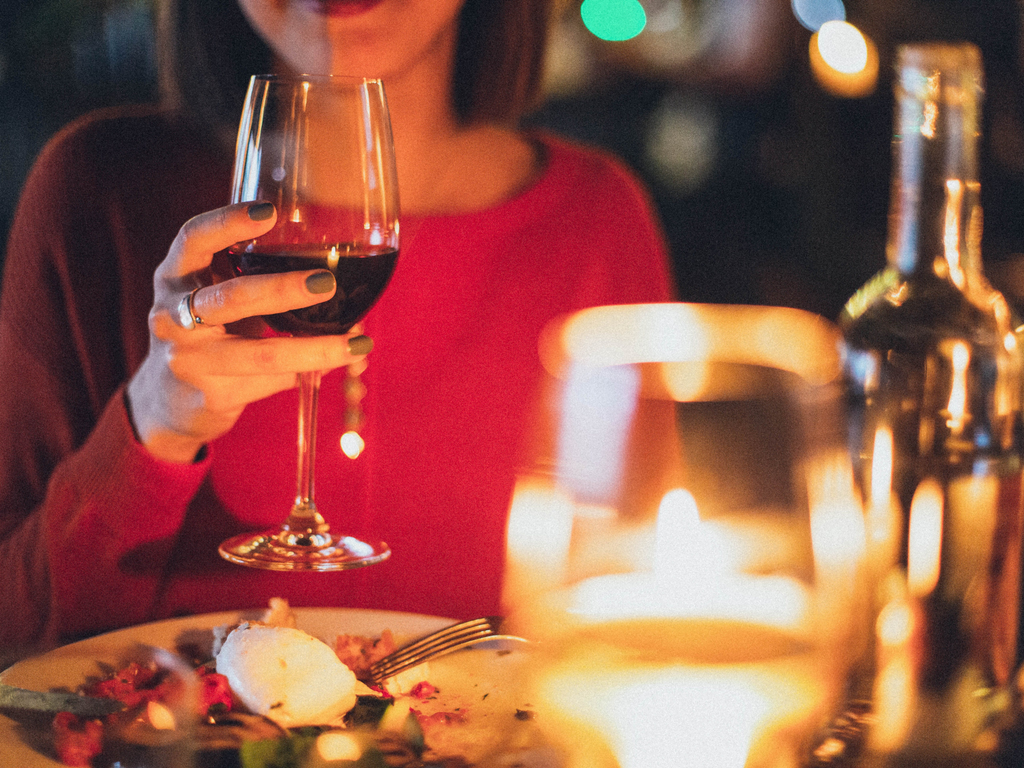 Dinner mit einer Frau und einem Glas Rotwein