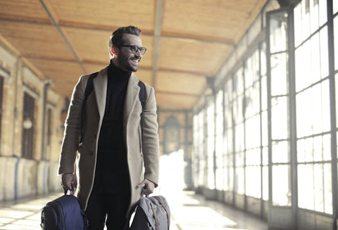 Touriste souriant à l'aéroport