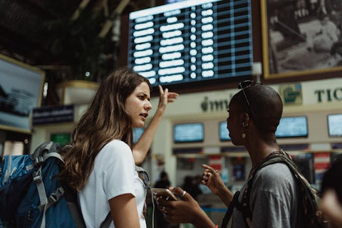 Touriste qui demande de l'aide pour se repérer dans l'aéroport