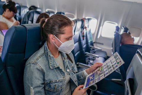 Passager qui prend l'avion pour la première fois et qui lis une fiche d'information sur le vol