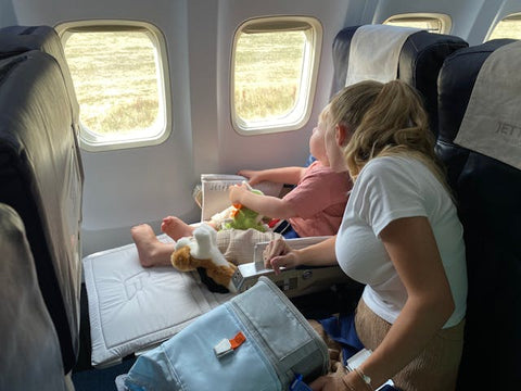 Famille qui voyage en avion pour la première fois