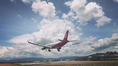 Atterrissage de l'avion sur la piste