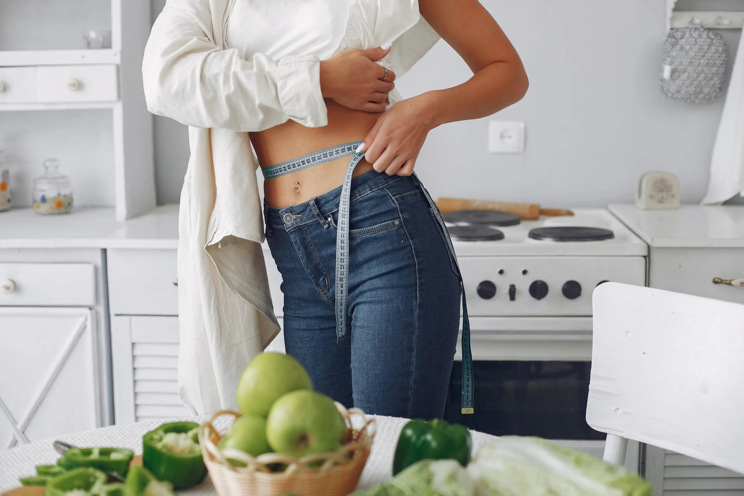 beautiful-and-sporty-woman-in-a-kitchen-with-vegetables-scaled.webp__PID:bea7aebc-3129-40c3-8e2c-66919bb7acfc