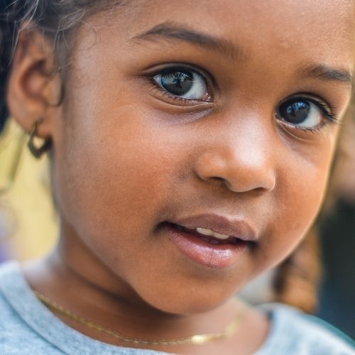 Petite fille pose pour la caméra et montre ses bijoux